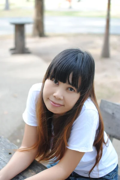 Asiatka v parku. — Stock fotografie
