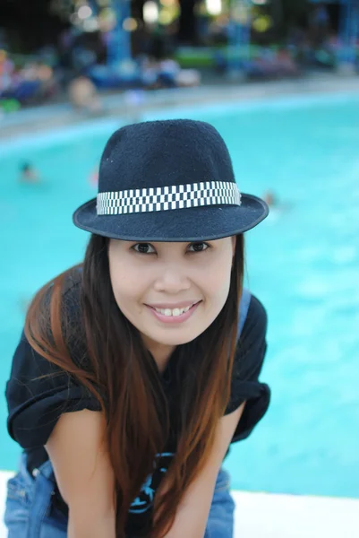 Zblízka Asiatka s plaveckým bazénem. — Stock fotografie