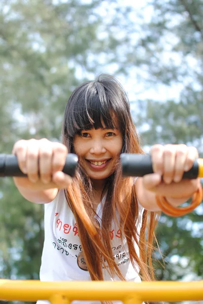 Asiatisk kvinna övning i parken. — Stockfoto