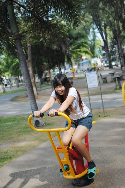 Asiatique femme exercice dans le parc . — Photo