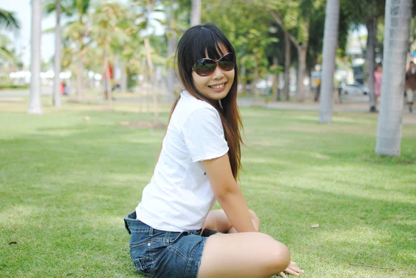 Ázsiai nő a parkban. — Stock Fotó