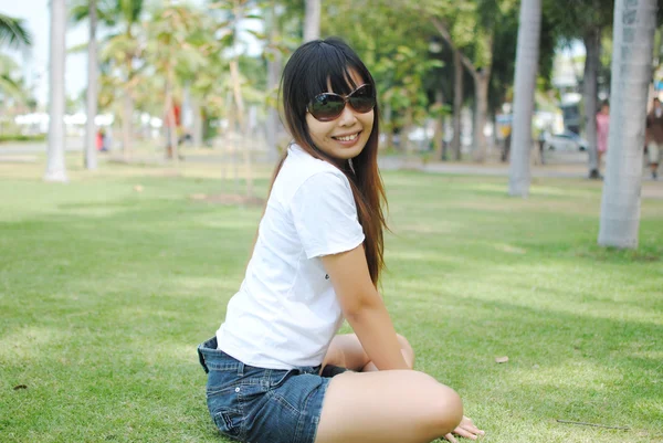 Asian woman in the park. — Stock Photo, Image