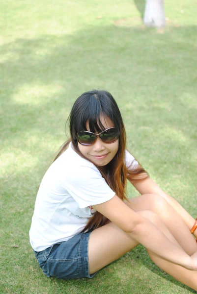 Asiatique femme dans l 'parc. — Photo