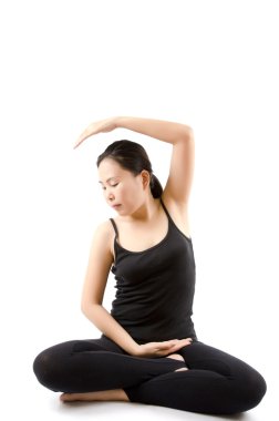 jonge Aziatische vrouw doen yoga oefening.