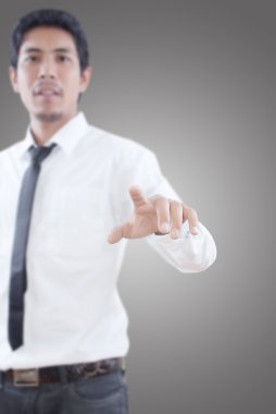 Beyaz tahta üzerinde itme iş adamı.