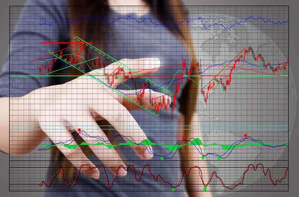 Business lady spingendo grafico finanza per il mercato azionario commerciale sulla lavagna . — Foto Stock