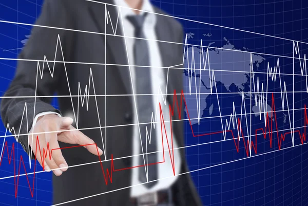 Empresario empujando gráfico de finanzas para el comercio de valores . —  Fotos de Stock