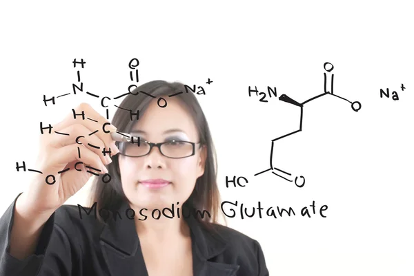 Professora escrevendo fórmula científica no quadro branco . — Fotografia de Stock