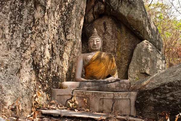 Εικόνα του Βούδα, κάτω από το δέντρο. — Φωτογραφία Αρχείου