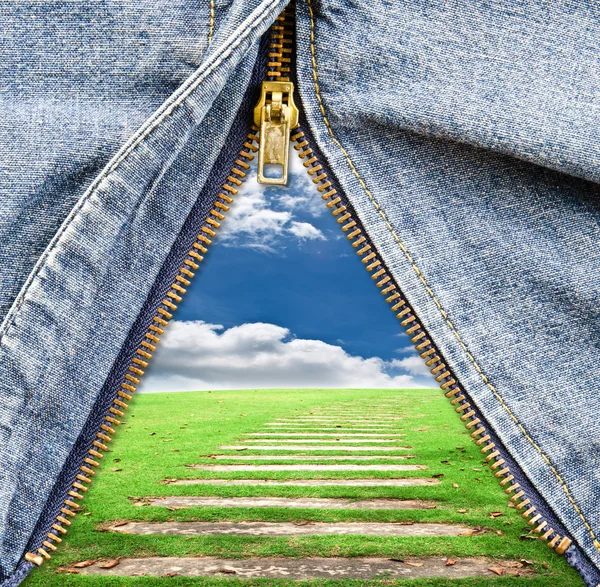 Detailní záběr na zip s modrou oblohu pole v modrých džínech. — Stock fotografie