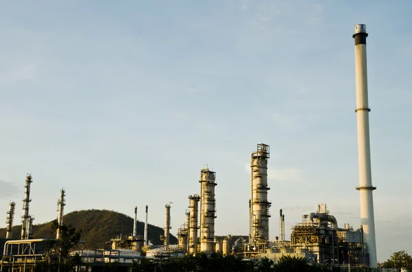 オイル浄化青い空と工場. — ストック写真