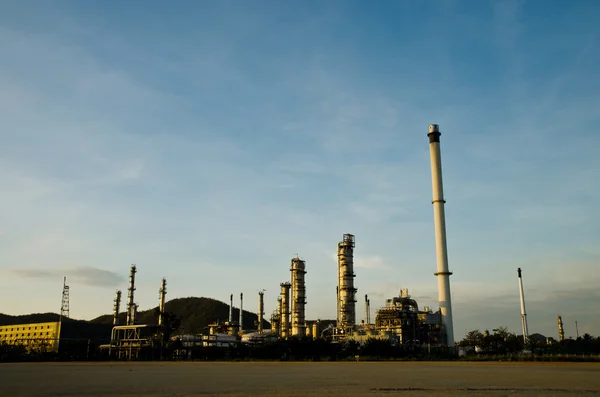 オイル浄化青い空と工場. — ストック写真