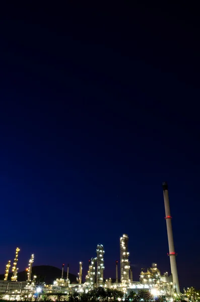 Industrie pétrochimique sur le coucher du soleil ciel bleu foncé . — Photo