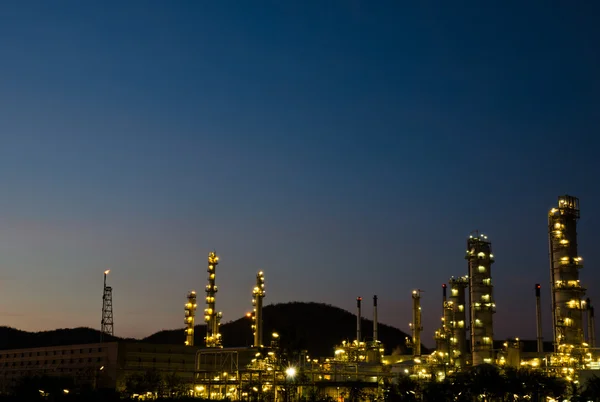 日没の暗く青い空に石油化学産業. — ストック写真