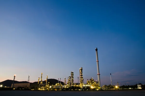 Industria petroquímica al atardecer cielo azul oscuro . — Foto de Stock