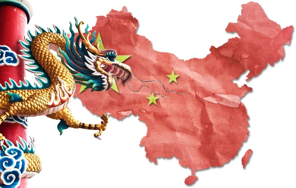中国龙雕像上中国国旗与中国日. — 图库照片