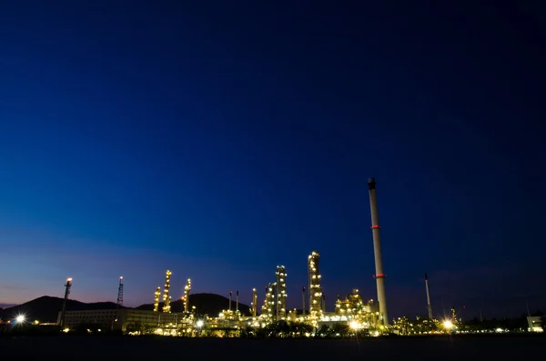 Przemysł petrochemiczny na zachód ciemny niebieski niebo. — Zdjęcie stockowe