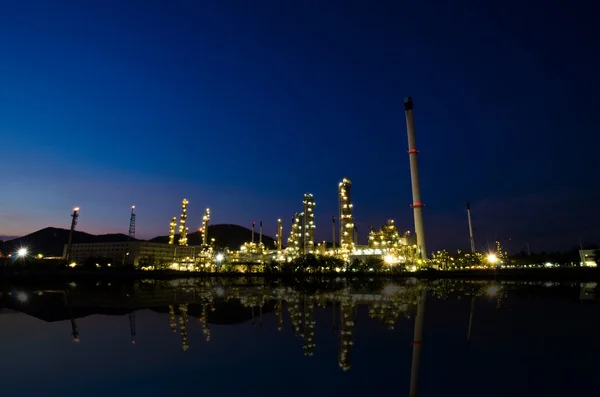 Industrie pétrochimique sur le coucher du soleil ciel bleu foncé . — Photo