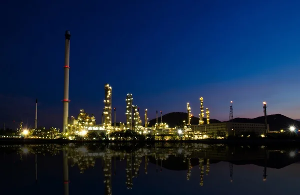 Нефтехимическая промышленность на закате . — стоковое фото