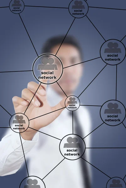 Empresário empurrando diagrama de redes sociais . — Fotografia de Stock