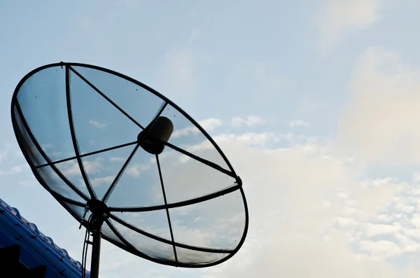 衛星放送受信アンテナと青い空. — ストック写真