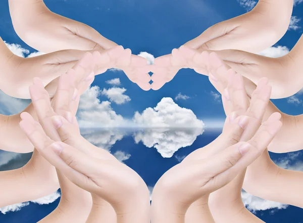 Любовь сердце сделать вручную на голубом небе поле . — стоковое фото
