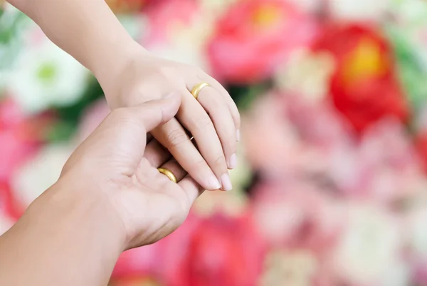 Tacto de dos manos para concepto de amor . —  Fotos de Stock