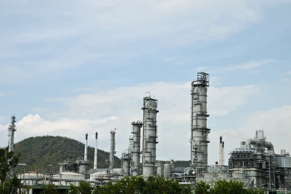 Oil purify plant with blue sky. — Stock Photo, Image