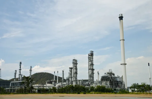 Oil purify plant with blue sky. — Stock Photo, Image