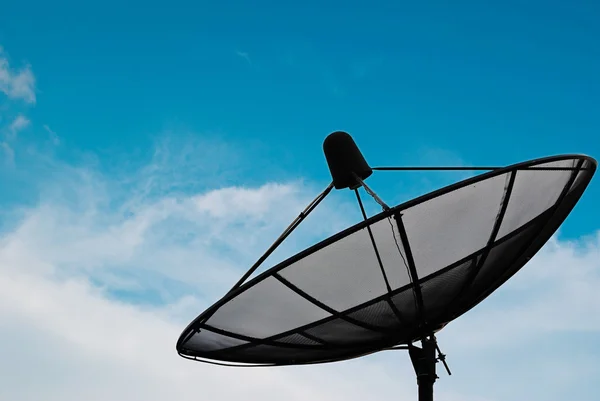 Uydu anteni ile mavi gökyüzü. — Stok fotoğraf