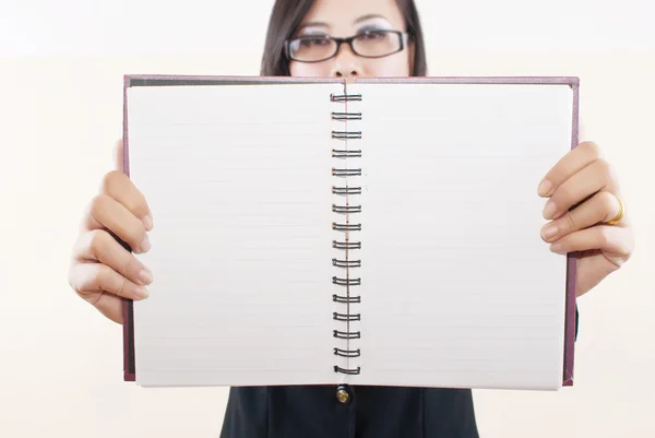 Geschäftsfrau zeigt leeres Notizbuch. — Stockfoto