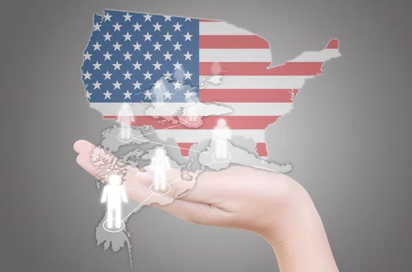 Hand legt soziales Netzwerk und US-Flagge. — Stockfoto
