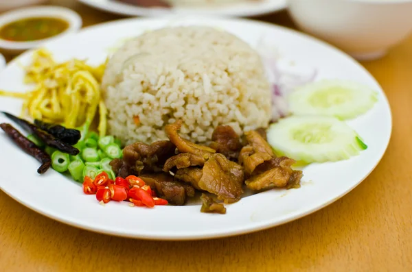 Thailändisches Hühnerfutter mit Reis. — Stockfoto