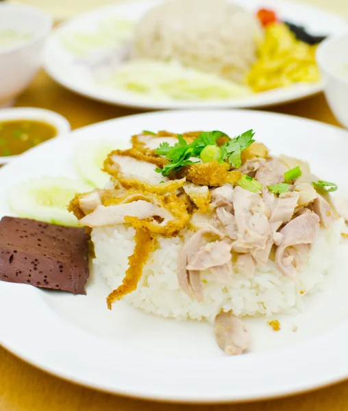 Тайская куриная еда с рисом . — стоковое фото