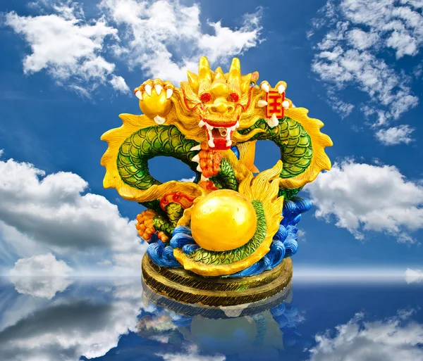 Kinesisk stil dragon staty på fältet blå himmel. — Stockfoto