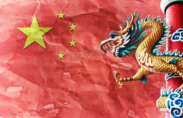 Chinesische Drachenstatue auf chinesischer Flagge mit China-Tag. — Stockfoto