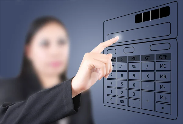 Business signora spingendo calcolatrice sulla lavagna bianca . — Foto Stock