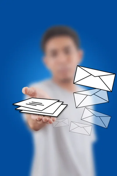 Empresário empurrando correio para rede social . — Fotografia de Stock