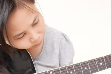 Bayan klasik akustik gitar çalmak.