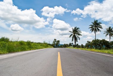 Mavi gökyüzü ile uzun bir yol.