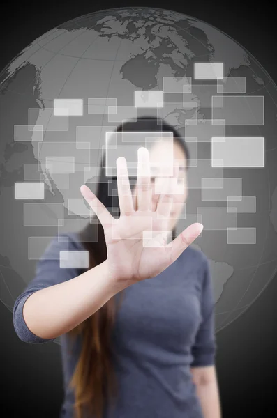 Obchodní lady stlačením tlačítka na dotykové obrazovky rozhraní. — Stock fotografie