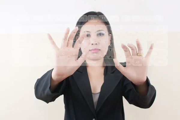 Obchodní lady tlačí klávesnici tlačítko. — Stock fotografie