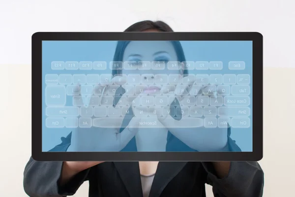 Senhora de negócios pressionando botão de teclado na tela do tablet . — Fotografia de Stock