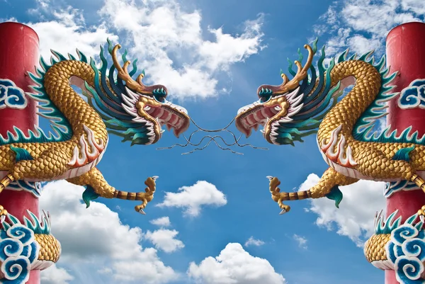 Estatua de dragón con el cielo azul . — Foto de Stock