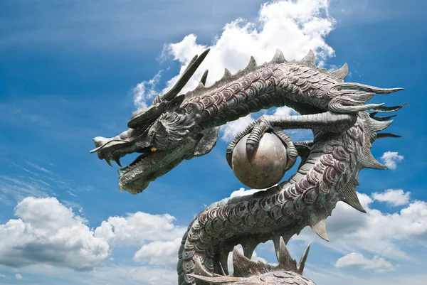 Estátua de dragão estilo chinês no campo céu azul . — Fotografia de Stock