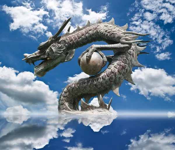Chinese stijl draak standbeeld op het gebied van blauwe hemel. — Stockfoto