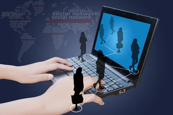 Hand trycka laptop tangentbord med sociala nätverk. — Stockfoto