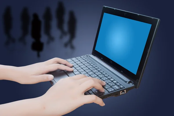 Mão empurrando teclado laptop . — Fotografia de Stock