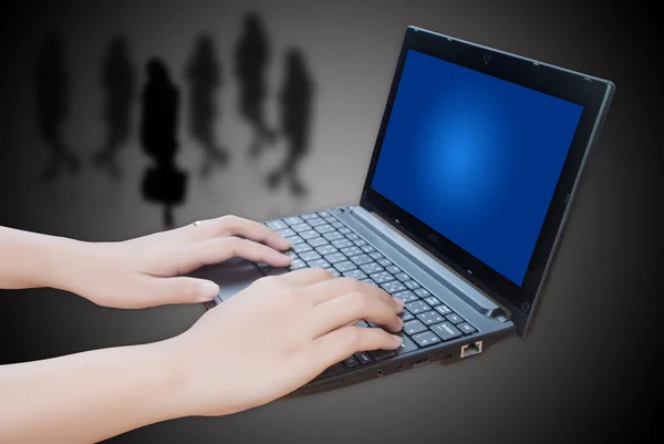 Mão empurrando teclado laptop . — Fotografia de Stock