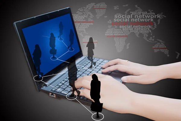 Mão empurrando teclado laptop com rede social . — Fotografia de Stock